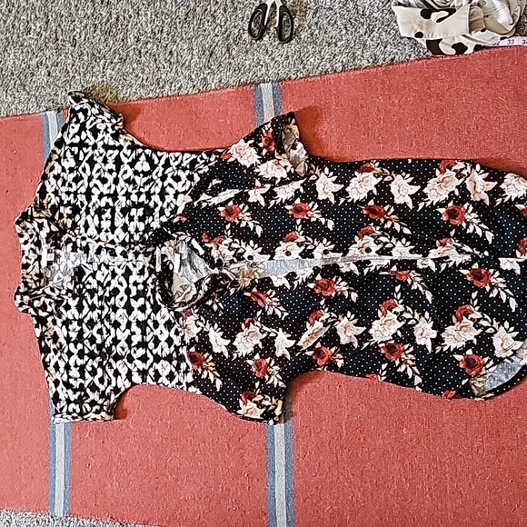 2 STUNNING LULAROE CHARLIE BROWN CHARLIE FLORAL BUTTON UP SHIRTS - Picture 1 of 15